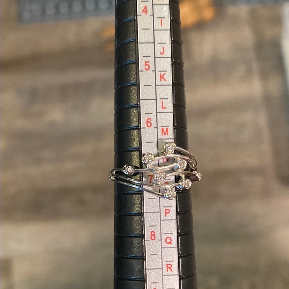 Stunning Silver Women's Ring with Crystal Accents - Picture 4 of 9